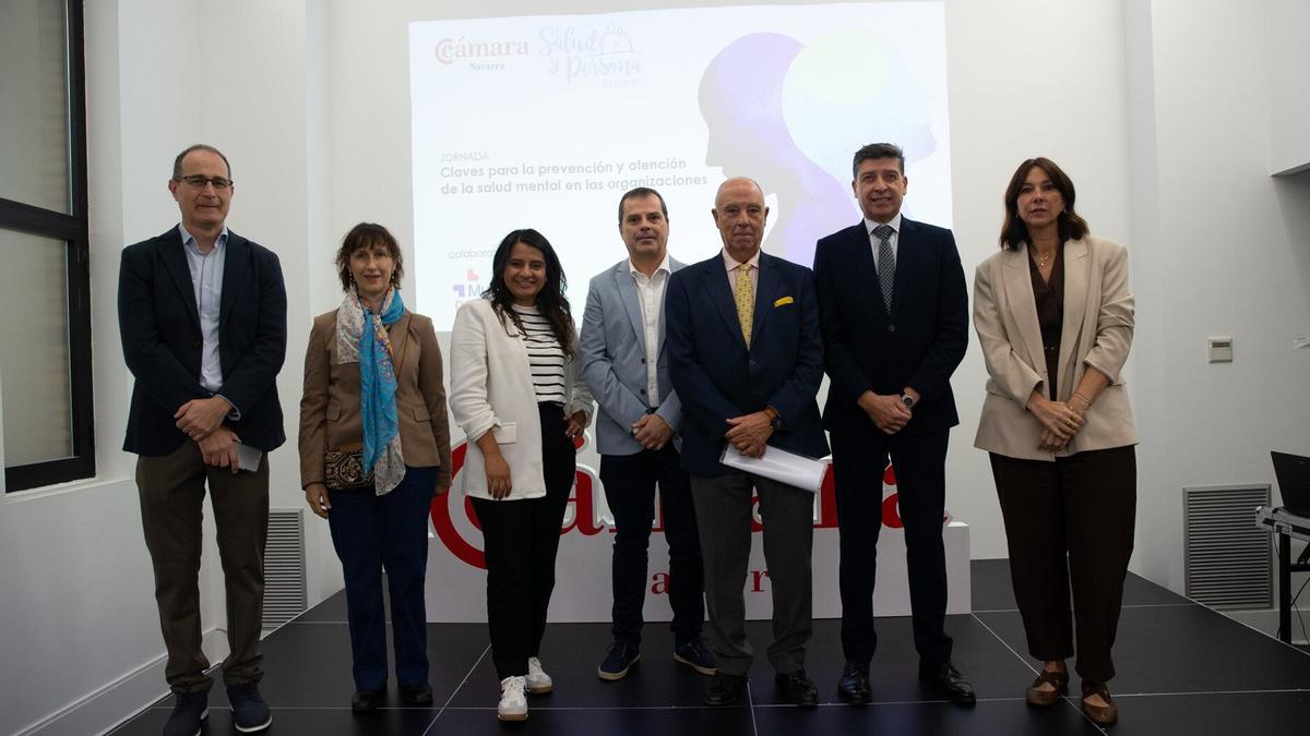 Javier Taberna, entre Javier Andueza y Joan Piñol, junto con otros participantes en la jornada de ayer.