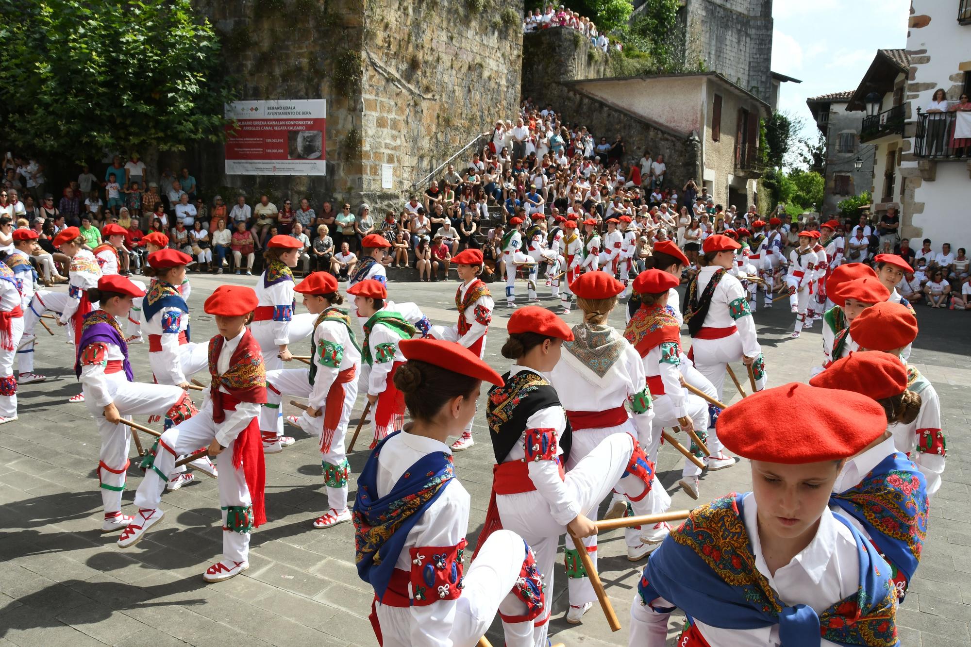 Bera celebra su día grande a ritmo de dantzas