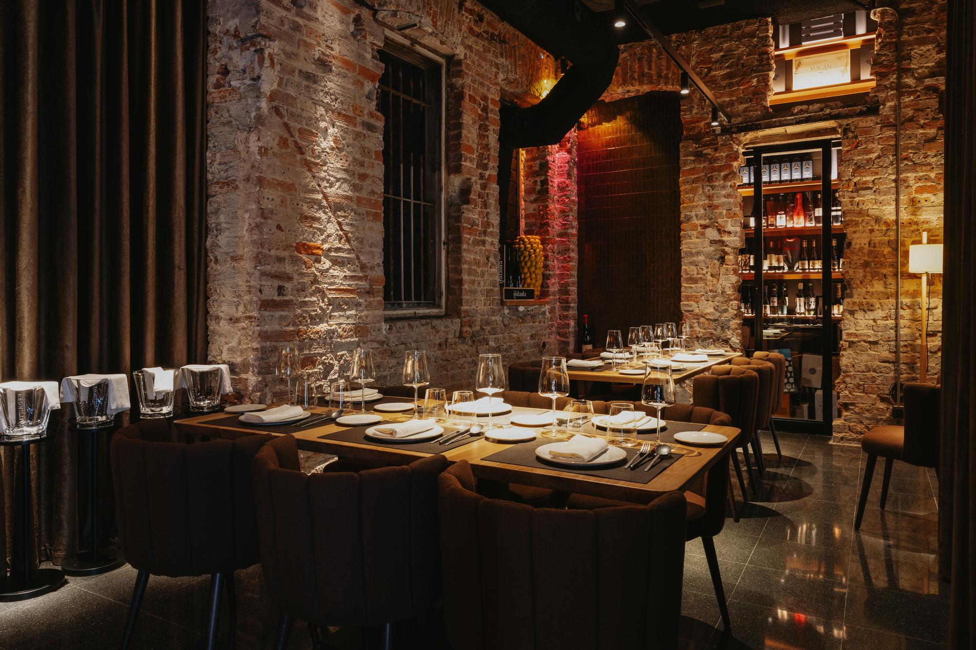 Piedra, madera y fuego a la vista hacen de Brasadero un asador contemporáneo con alma hogareña.