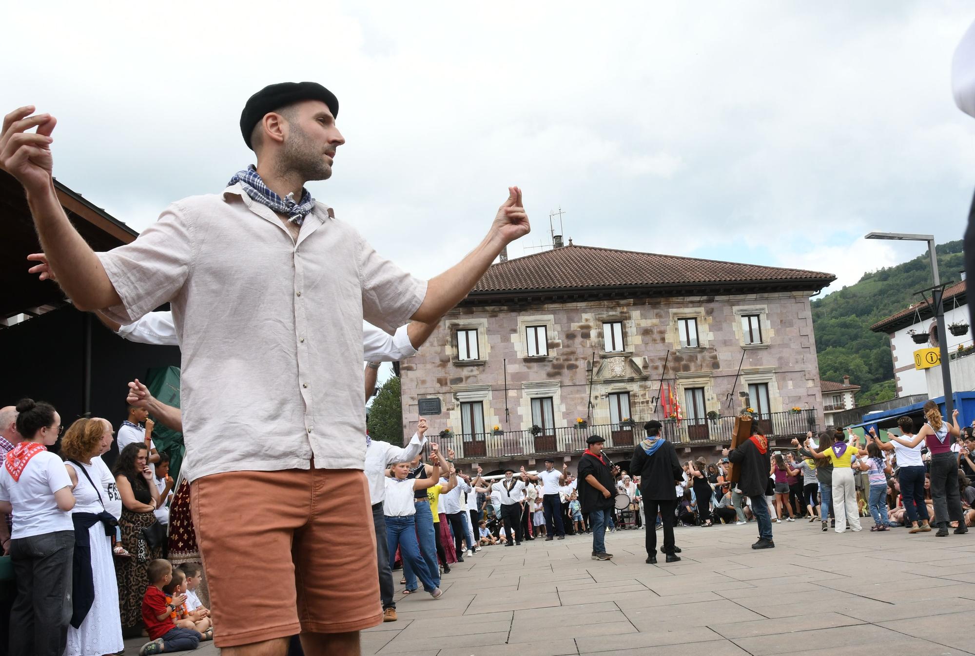 Elizondo celebra su día grande con bailes de gigantes y mutildantzak