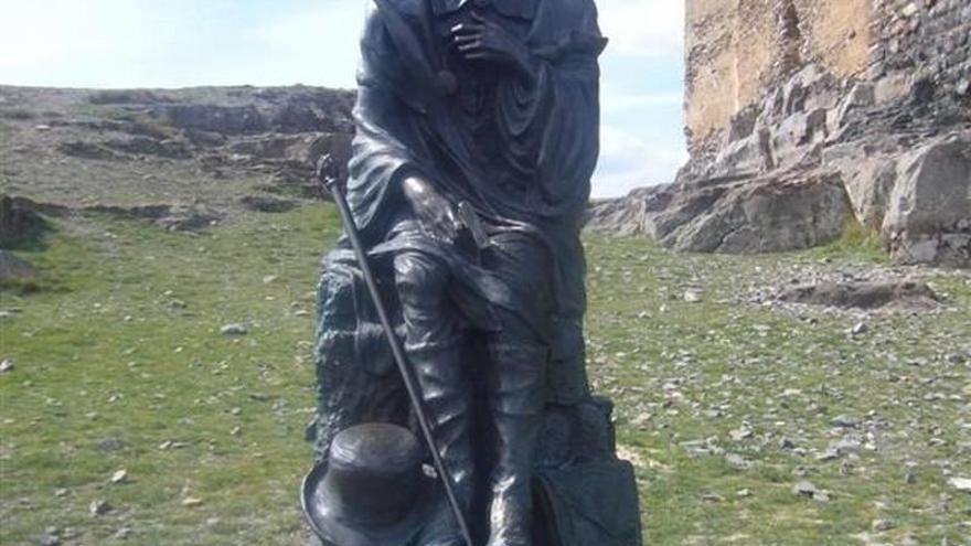 La estatua de Bécquer, que fue robada y troceada, junto al castillo de Trasmoz.
