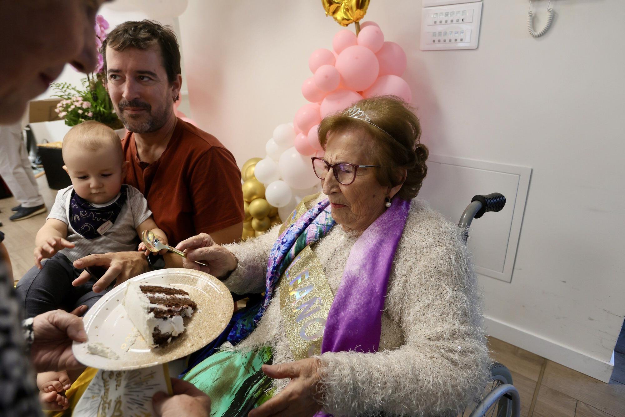 En imágenes: María Purificación López de Viñaspre celebra un siglo de vida rodeada de familiares, amigos y personal en la residencia Betania Garden