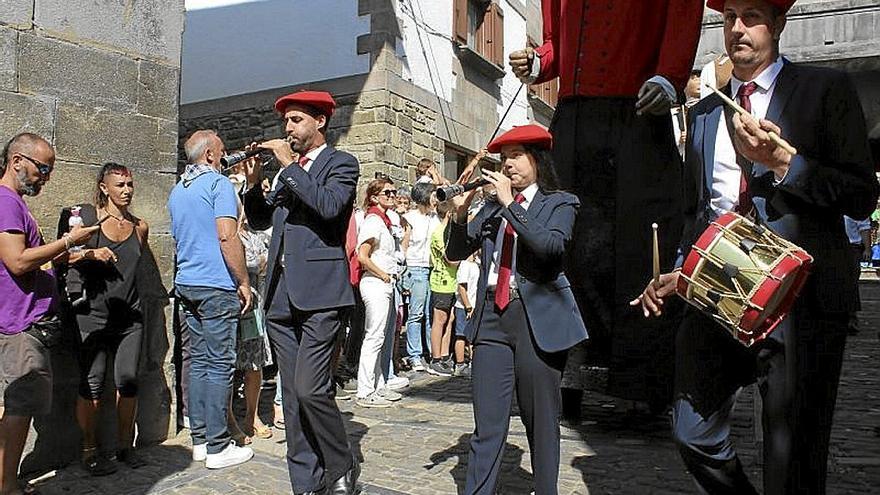 Yala Nafarroa (Jaxin y Lidón) saludan al público desde el balcón.