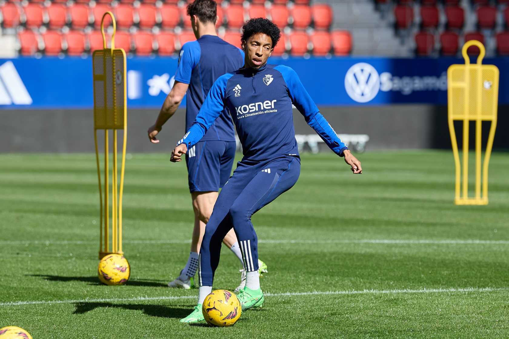 Osasuna se ejercita en El Sadar un día antes de recibir al Valencia