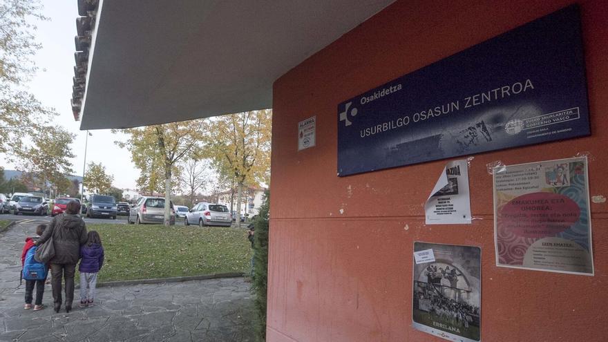 Familias de Usurbil denuncian la falta de pediatras en el centro de salud