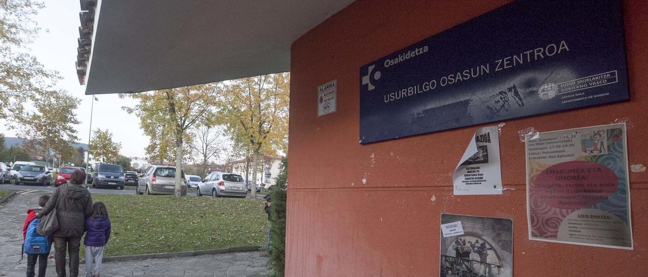 Familias de Usurbil denuncian la falta de pediatras en el centro de salud