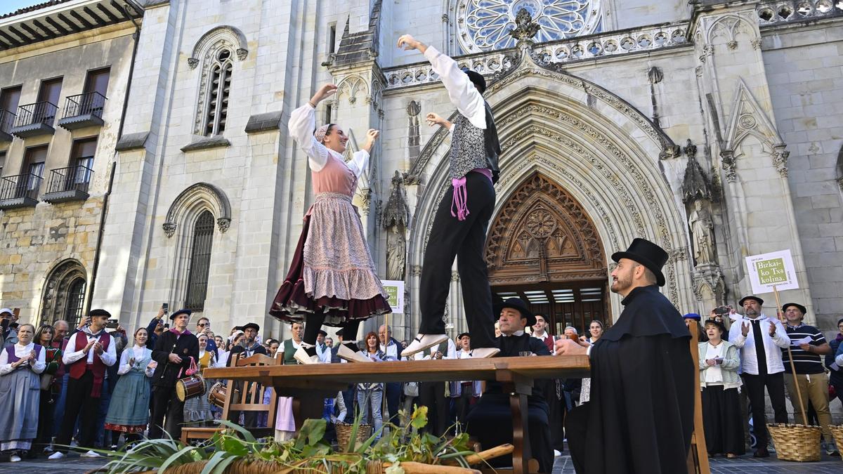 Uno de los momentos del &#039;mahaiganeko&#039; en la plaza de la catedral de Santiago.