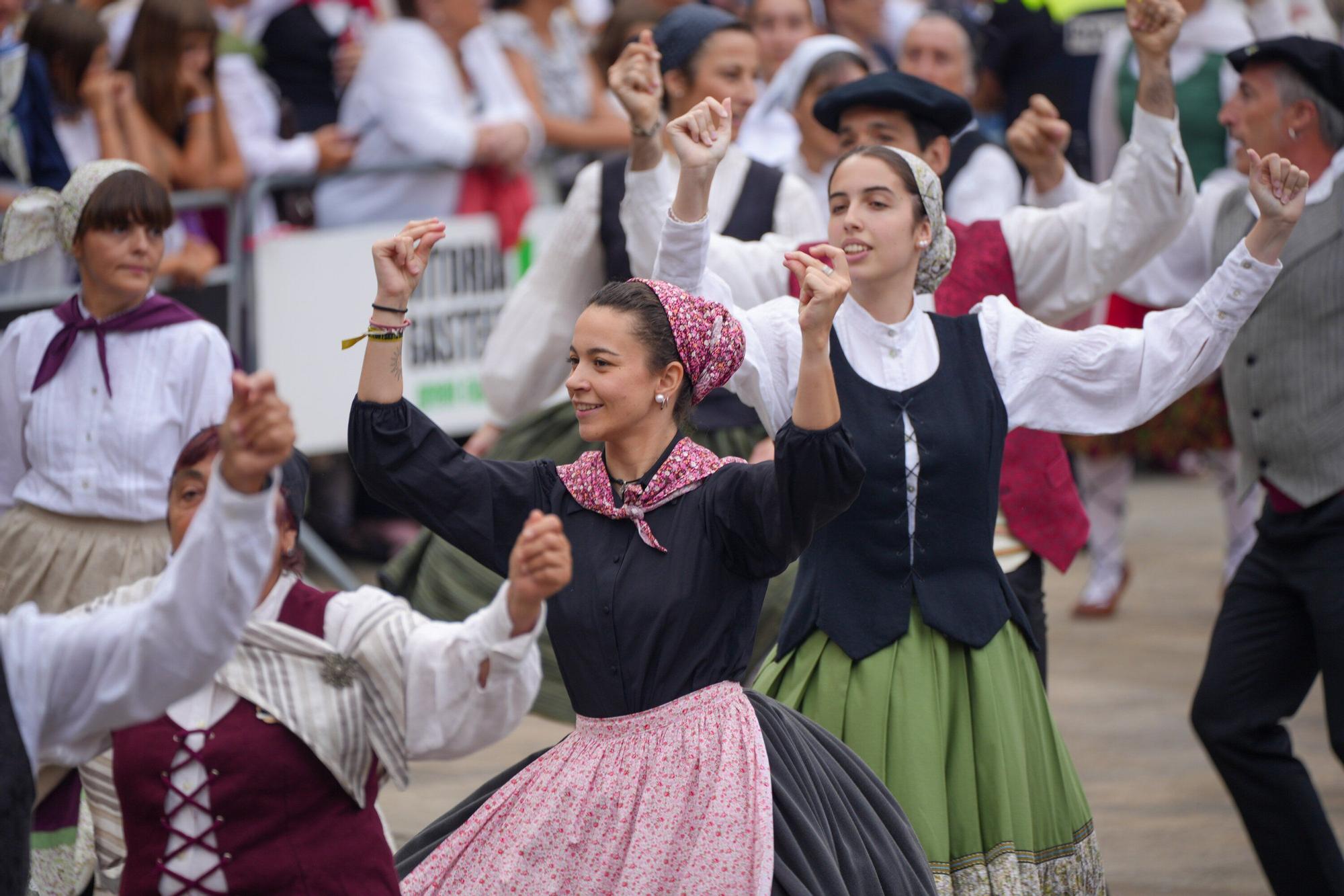 En imágenes: Los dantzaris se adueñan de la Plaza Nueva en el tradicional Zortziko