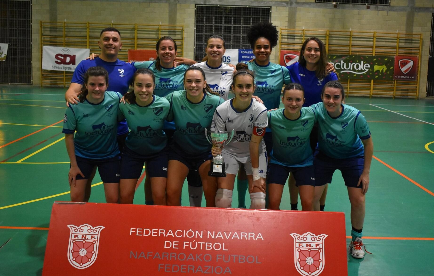 El Lacturale Orvina, con su trofeo reciente de la Supercopa Navarra.