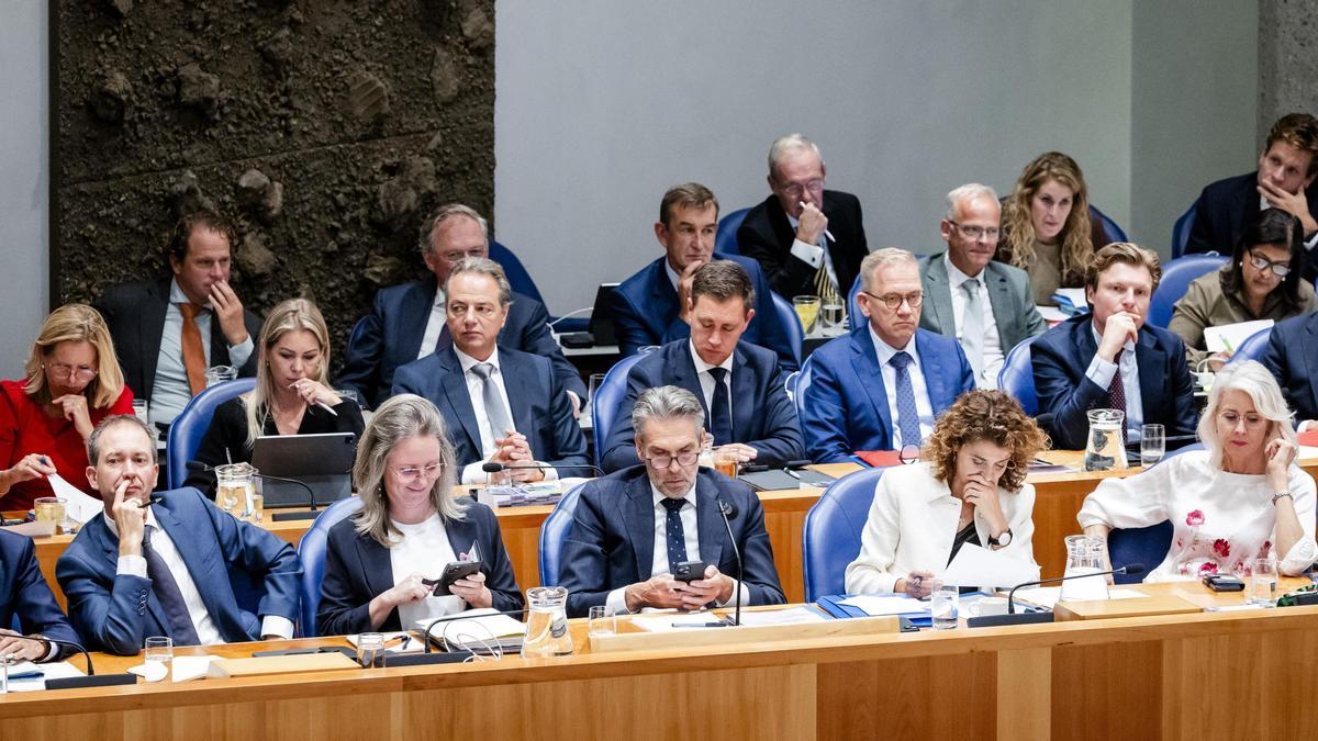 El primer ministro de Países Bajos,  Dick Schoof (centro con gafas),  ayer en el Parlamento.