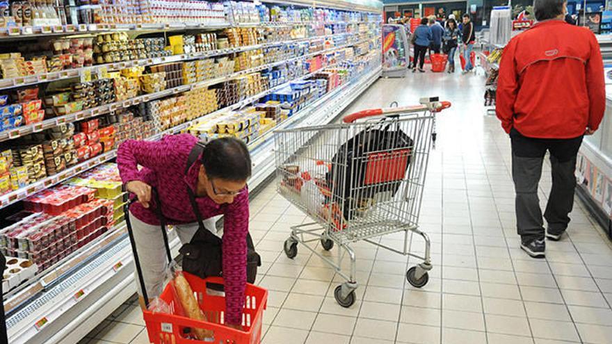 Clientes haciendo la compra en un Eroski.