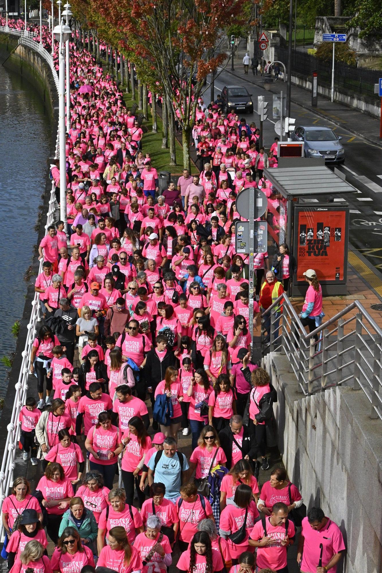 En imágenes: los paraguas tiñen la marea rosa de Bilbao