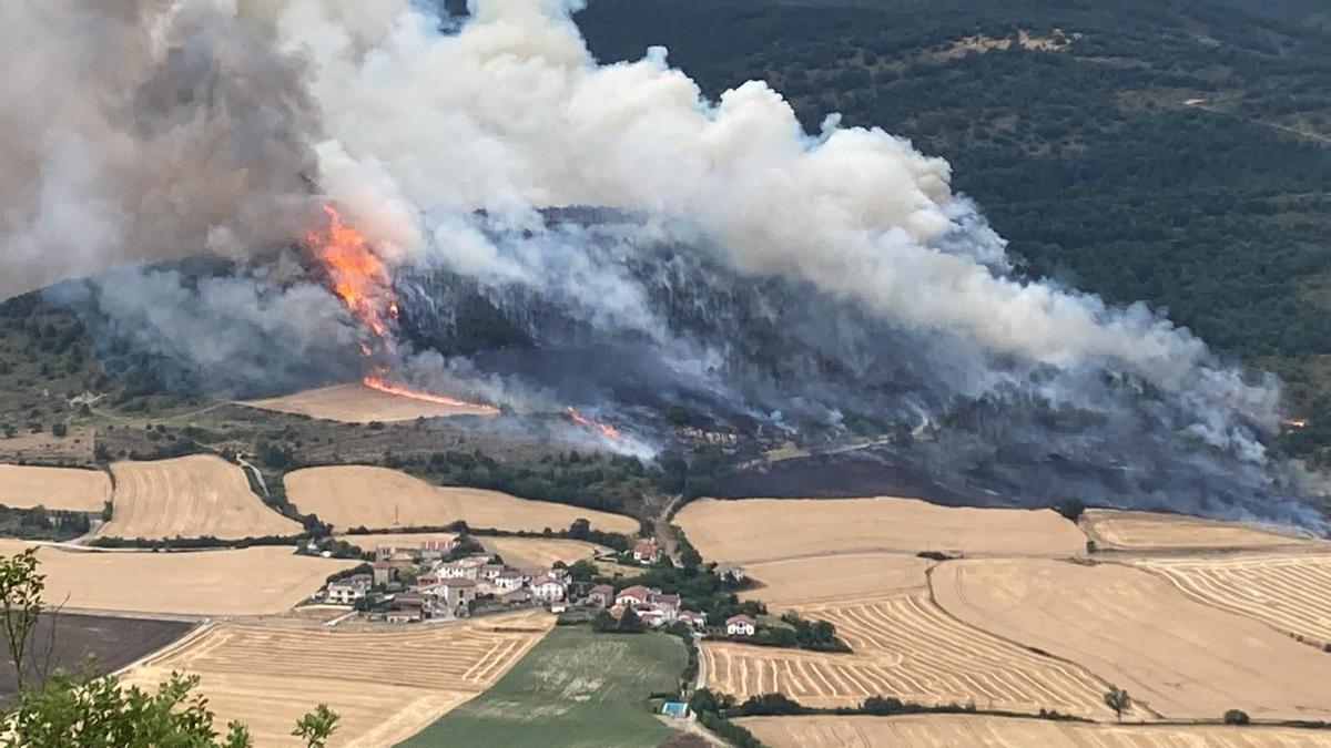 Imagen del jueves del incendio en Ezkabarte, facilitada por Radiovoluntarios de Emergencia Navarra