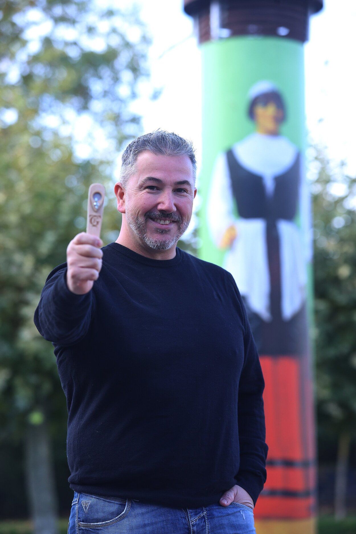 Sergio Viedma, en la plaza Eguzki, delante de la imagen de uno de los gigantes de Berriozar.
