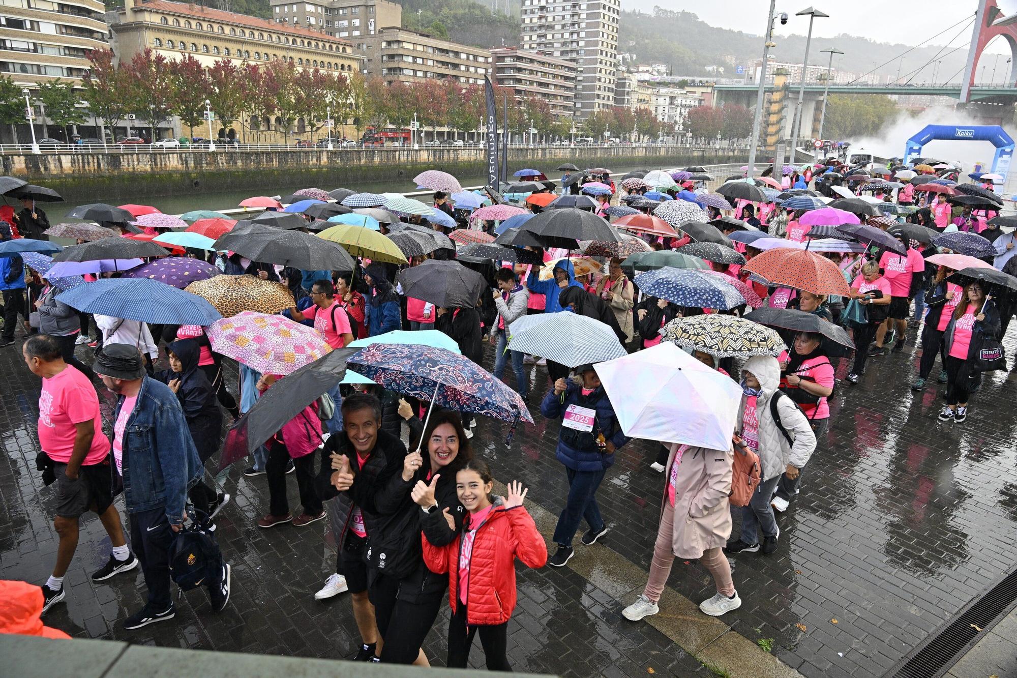 En imágenes: los paraguas tiñen la marea rosa de Bilbao