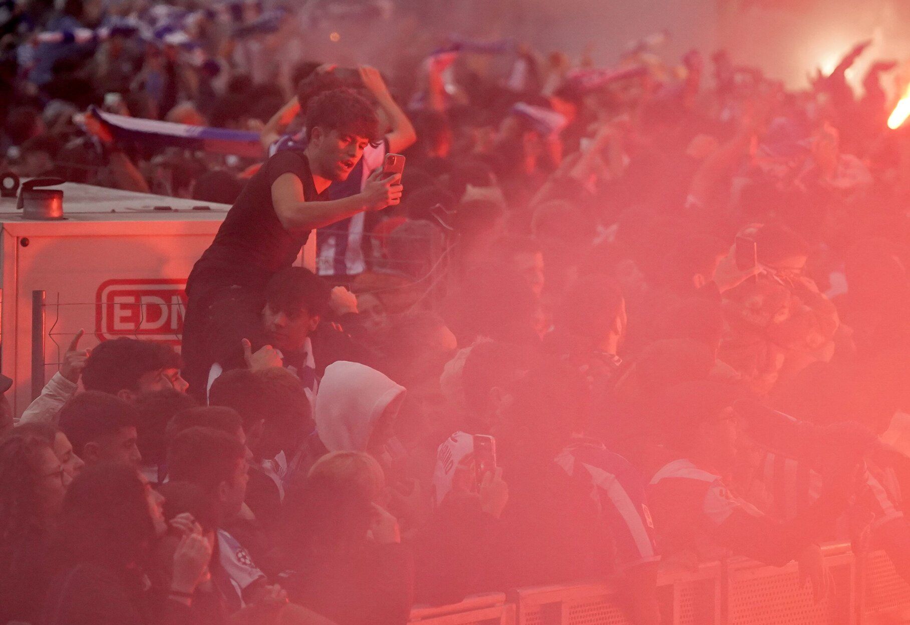 Recibimiento antes del derbi