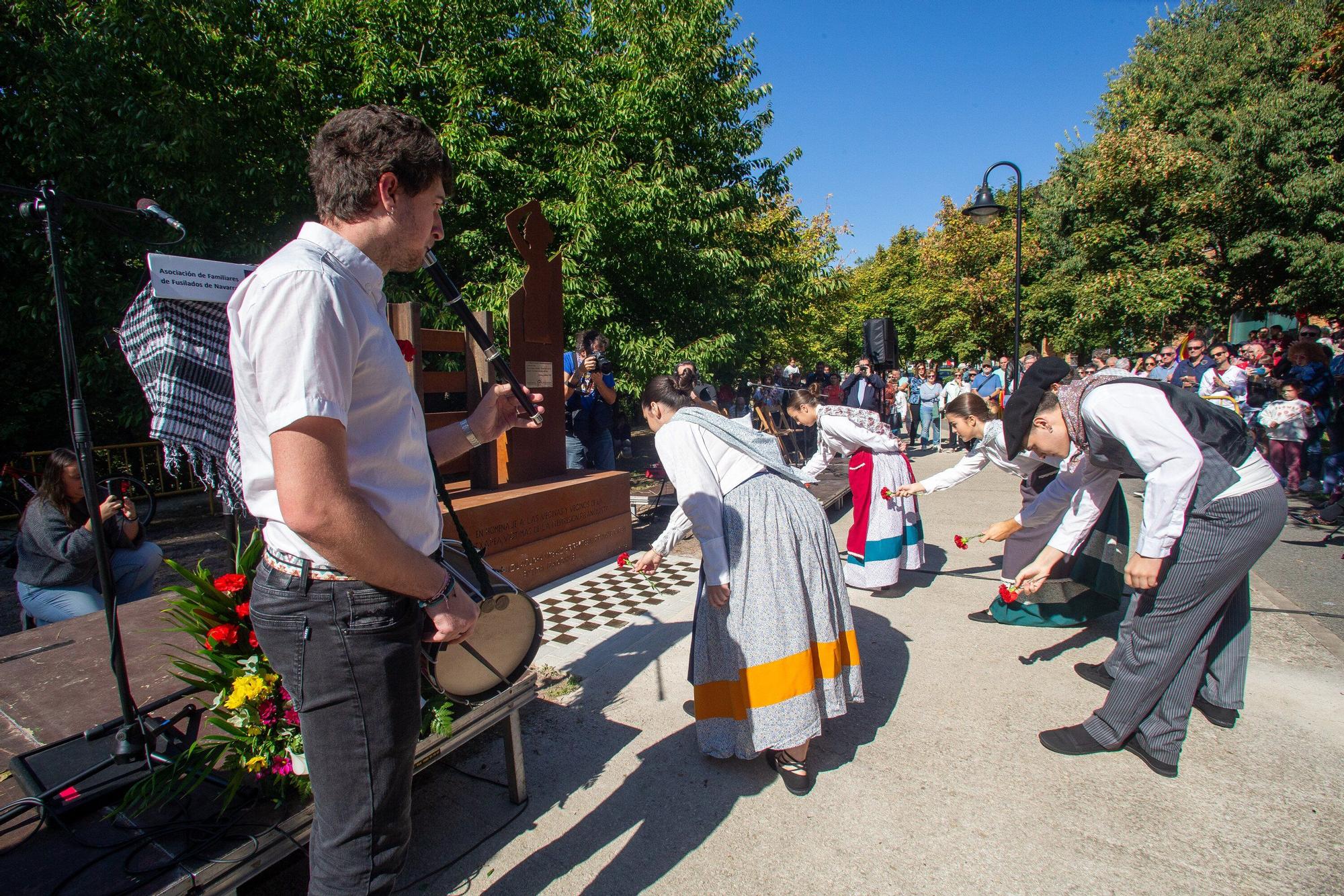 Inauguración del monumento en homenaje a las víctimas de la represión franquista en la Rochapea