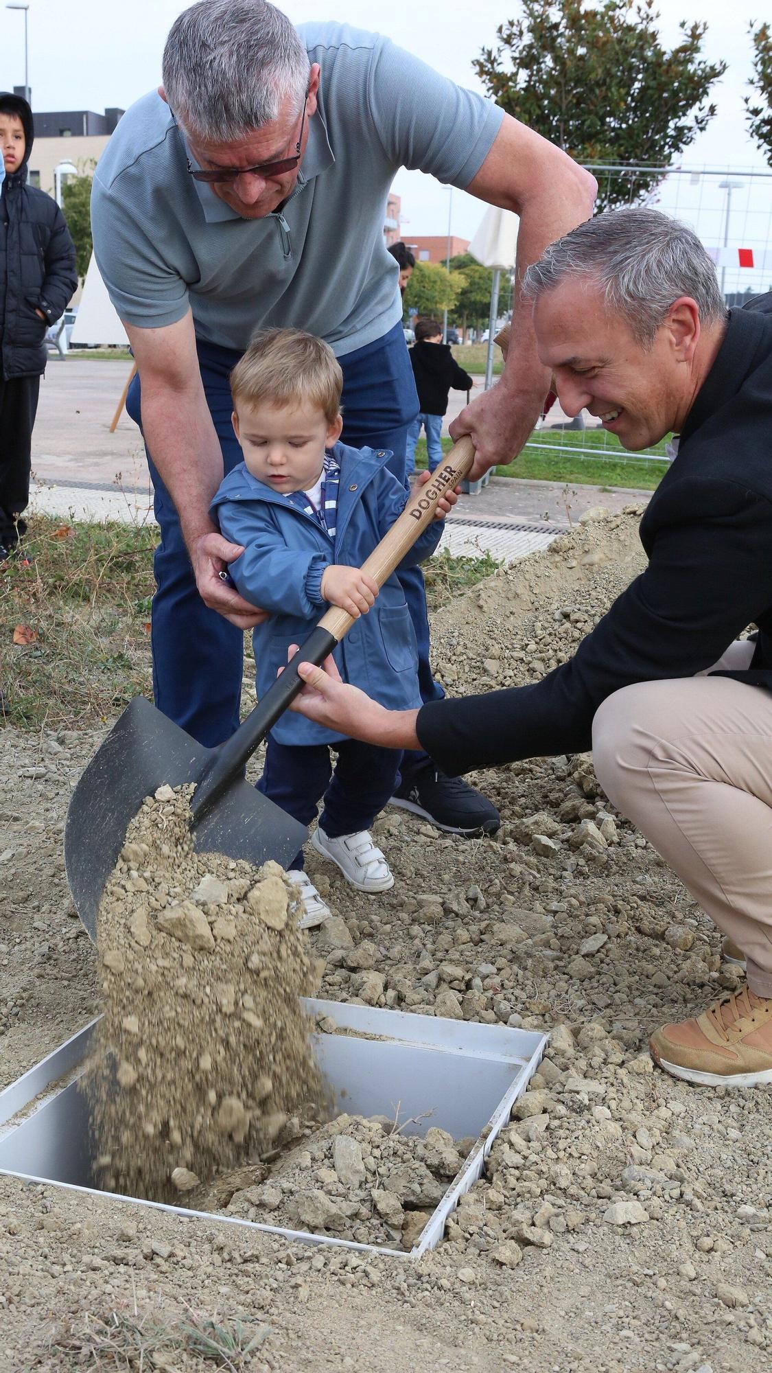 Colocación de la primera piedra de la nueva Escuela Infantil Sarastigorri en Zizur Mayor