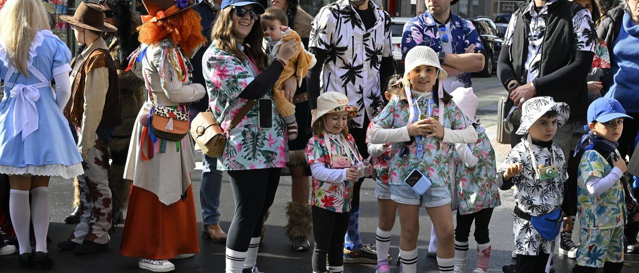 En imágenes: Santutxu se tiñe de color con la llegada del carnaval