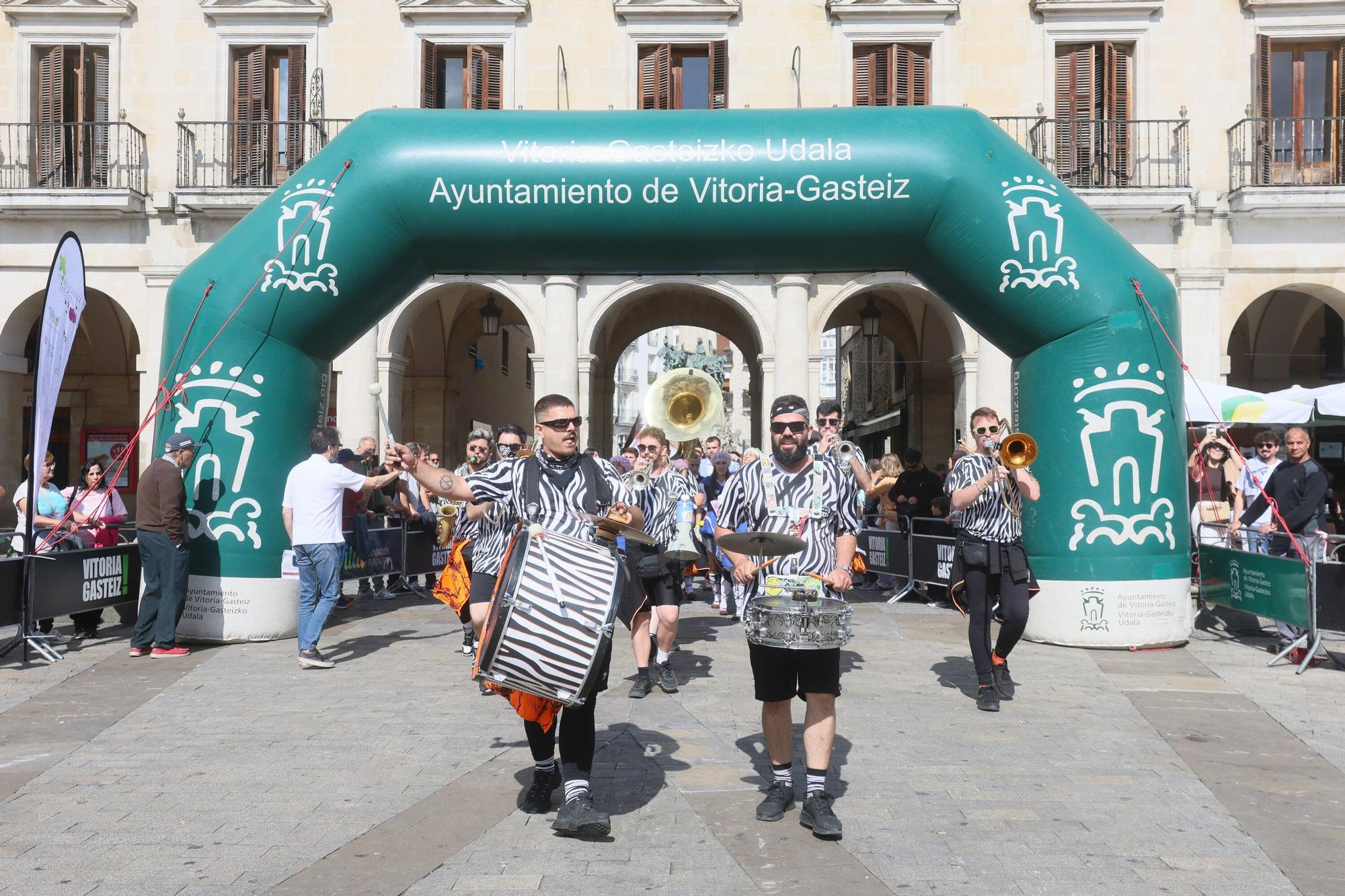 En imágenes: Basatiak gana de nuevo la Carrera de Barricas