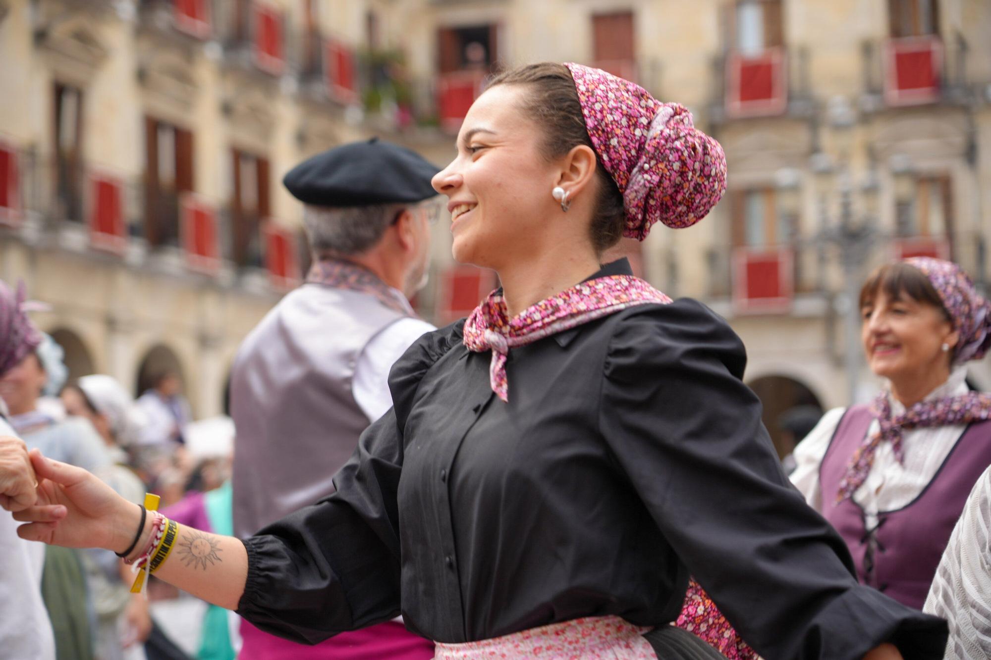 En imágenes: Los dantzaris se adueñan de la Plaza Nueva en el tradicional Zortziko