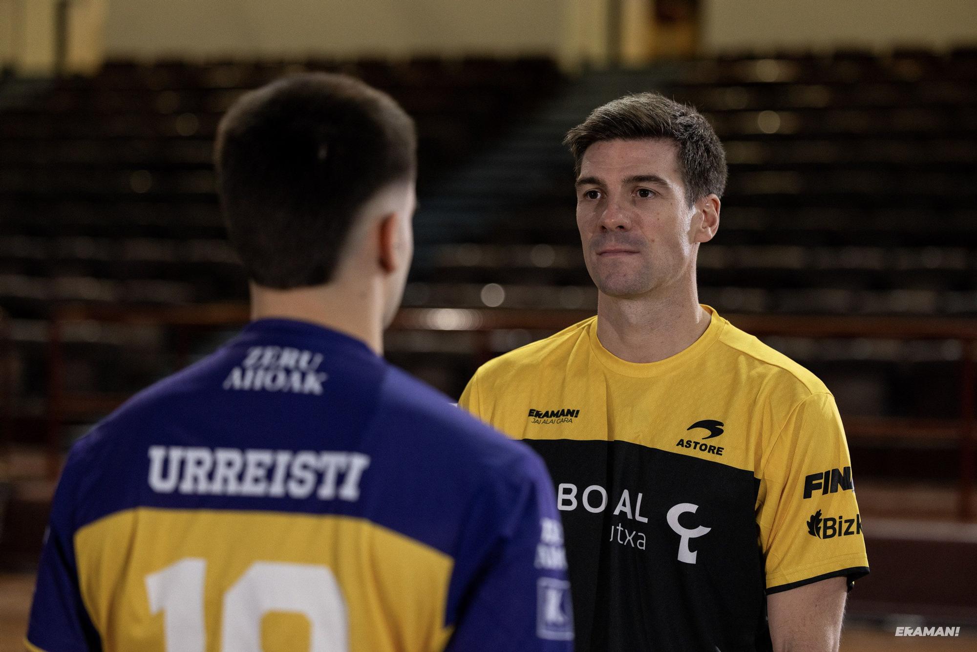 Barandika-López y Urreisti-Basque eligen material para la final de la Jai Alai League en el frontón Carmelo Balda de Donostia.