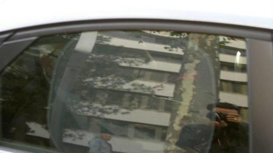 El coche de Rato se salta un semáforo al abandonar a toda velocidad los Juzgados