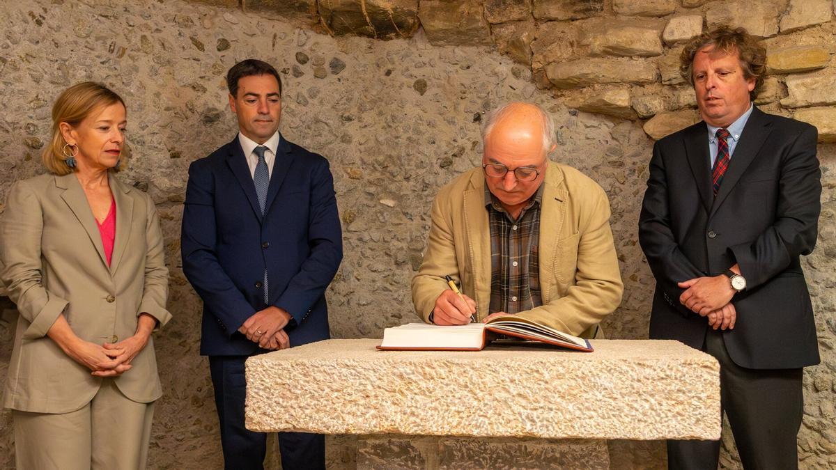 El alcalde de Altzo, Xabier Olano, firma en el Libro de Honor de las Juntas Generales