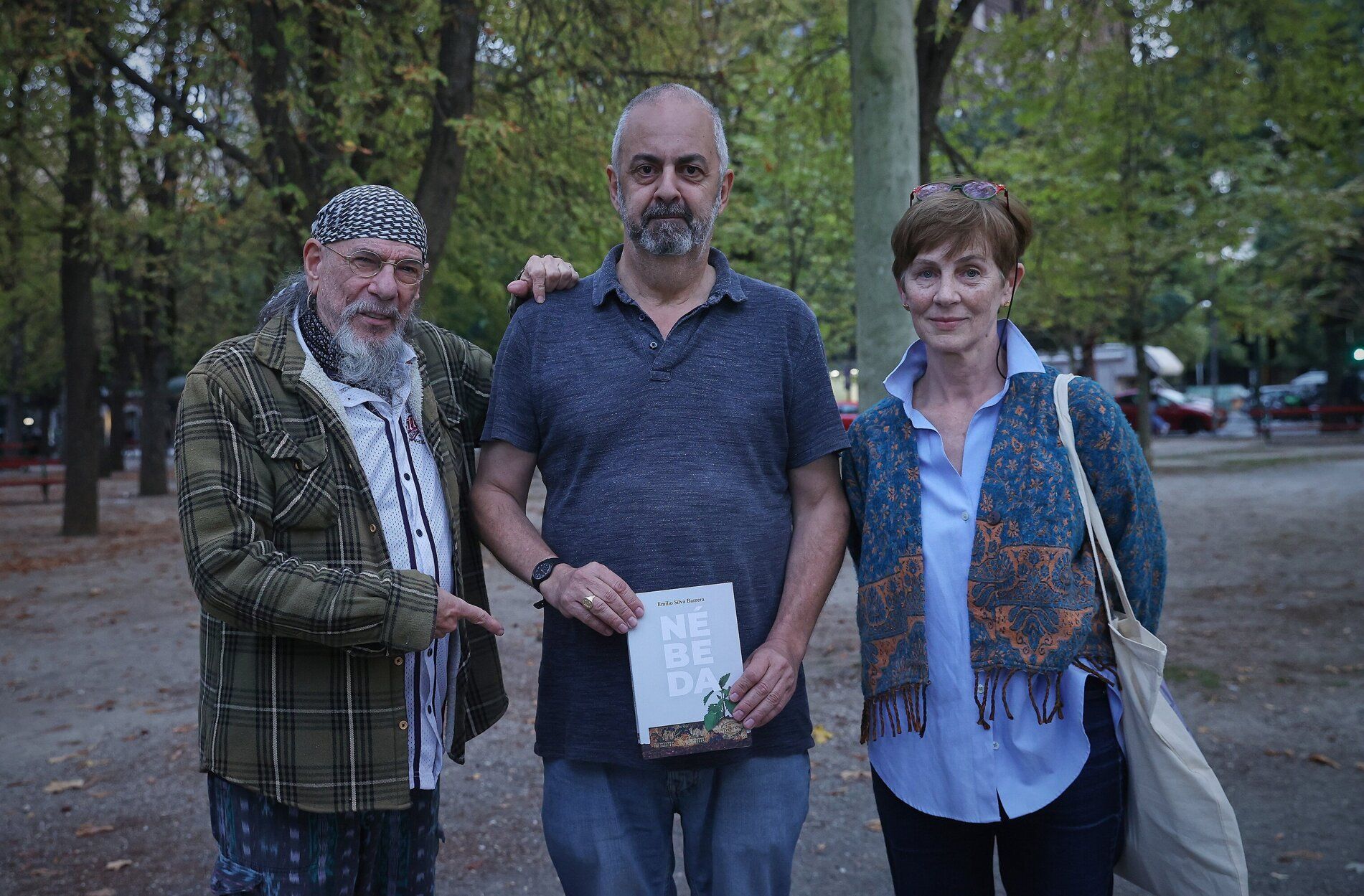 Emilio Silva Barrera, acompañado de El Drogas y de Orreaga Oskotz (nieta de fusilado en el 36), este viernes 3 de octubre en El Bosquecillo, donde está instalada la Feria de la Edición de Navarra.