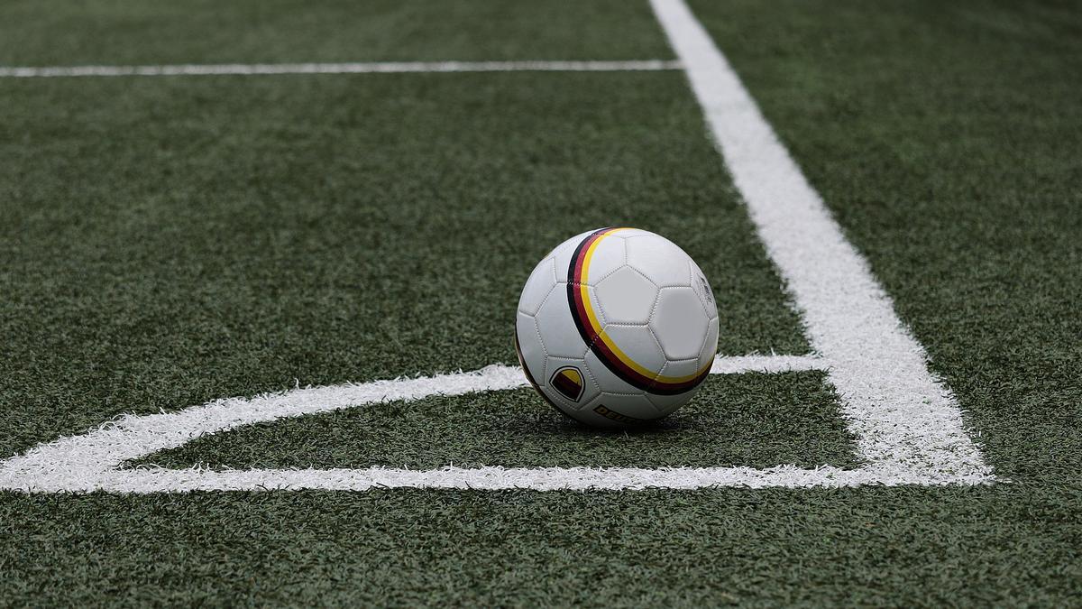 Una pelota de fútbol en un campo.