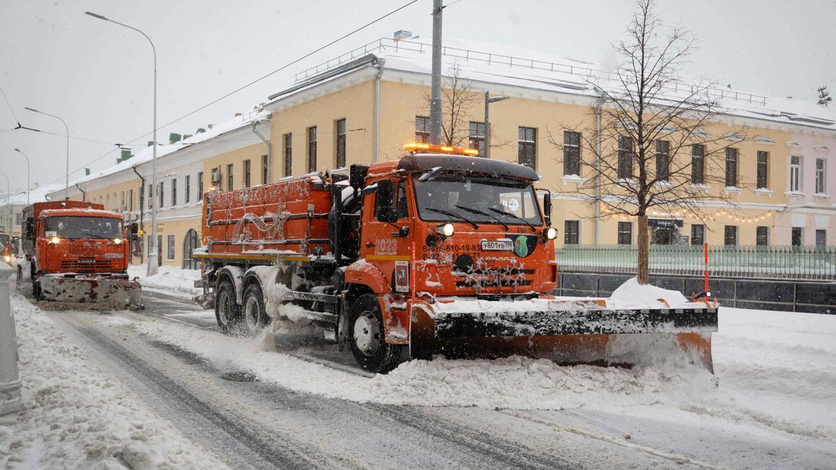 Varias quitanieve atraviesan el centro de Moscú.