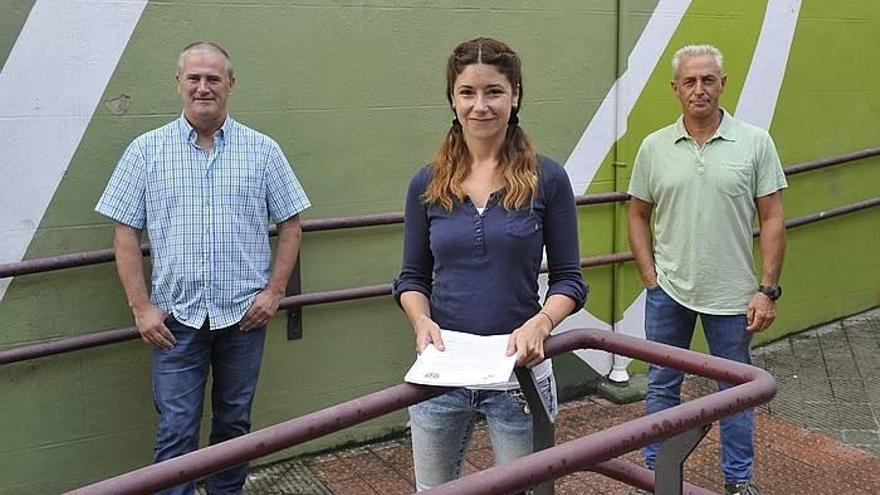 Teo Zuloaga, Iris Patxo y Ander Etxabe forman parte de la nueva asociación que busca recuperar los valores tradicionales de la Ertzaintza. Foto: Oskar González