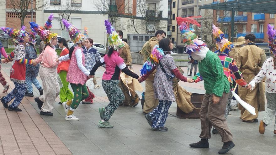Trabudu Dantzari Taldea descorcha sus ‘bodas de oro’ con un guiño a los carnavales de Lantz