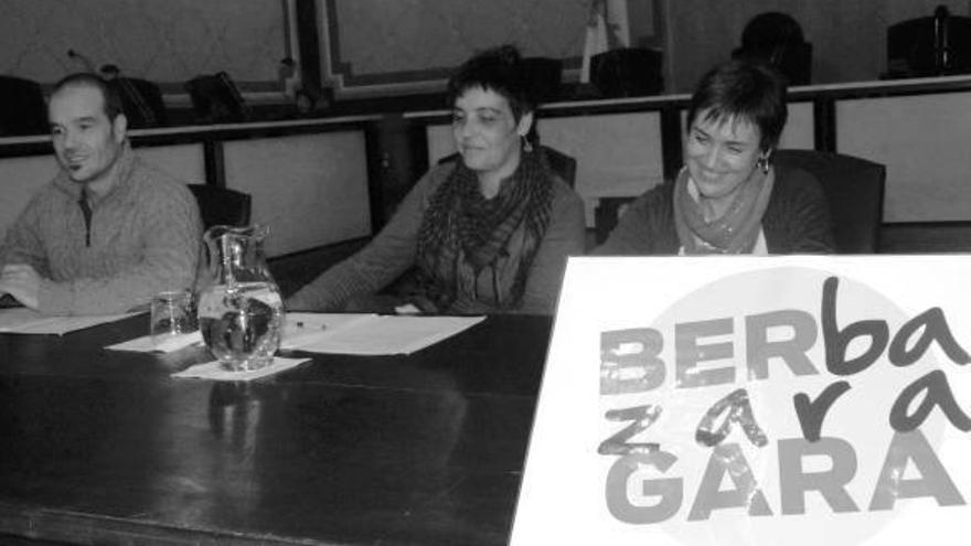 Mikel Etxaniz, Agurne Barruso y Agurtzane Loidi, ayer, en la presentación de la iniciativa.