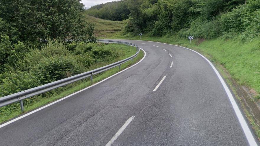 Un motorista de 59 años herido tras una caída en la NA-718, en Urbasa