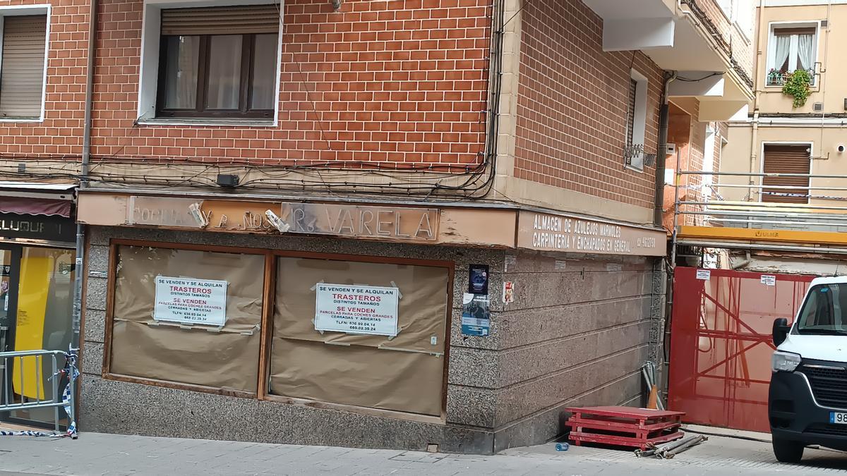 Obreros trabajando para que los vecinos puedan volver con normalidad a sus casas en Santurtzi.