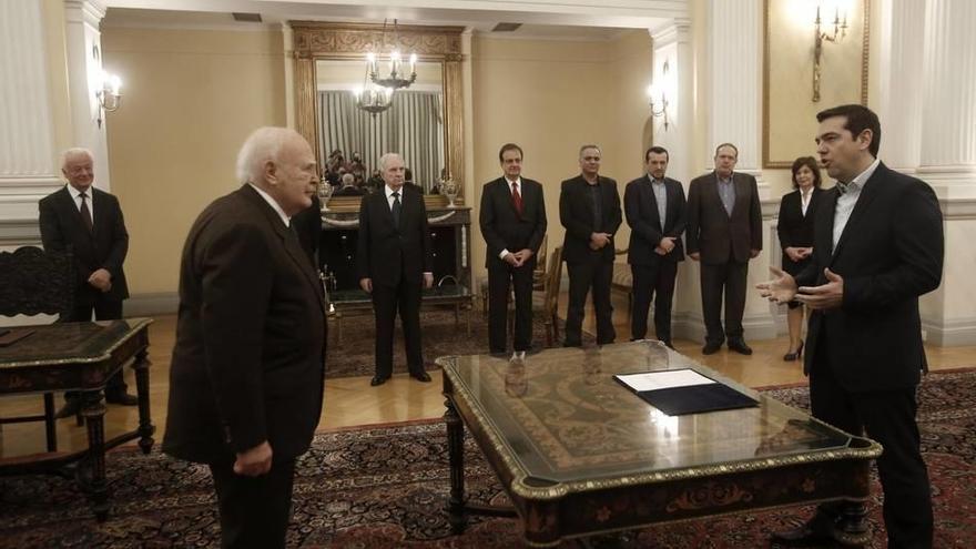 El líder de Syriza, Alexis Tsipras (d), jura como nuevo primer ministro griego ante el presidente de la República, Károlos Papulias (i), en Atenas, Grecia.