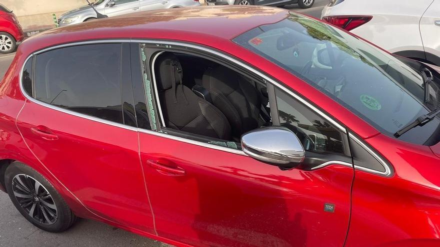 Rescatado en estado crítico a un niño de 2 años al que su madre había dejado en el coche mientras compraba
