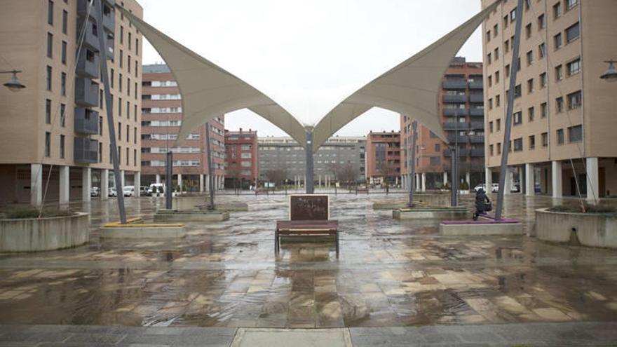 Vista general de la plaza central de Nuevo Artica desde la zona sur, la menos utilizada por los vecinos.
