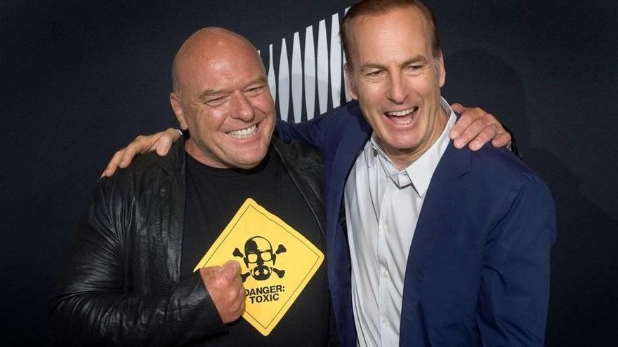 Bob Odenkirk y Dean Norris posan en la presentación de la cuarta tanda de ‘Better call Saul’.