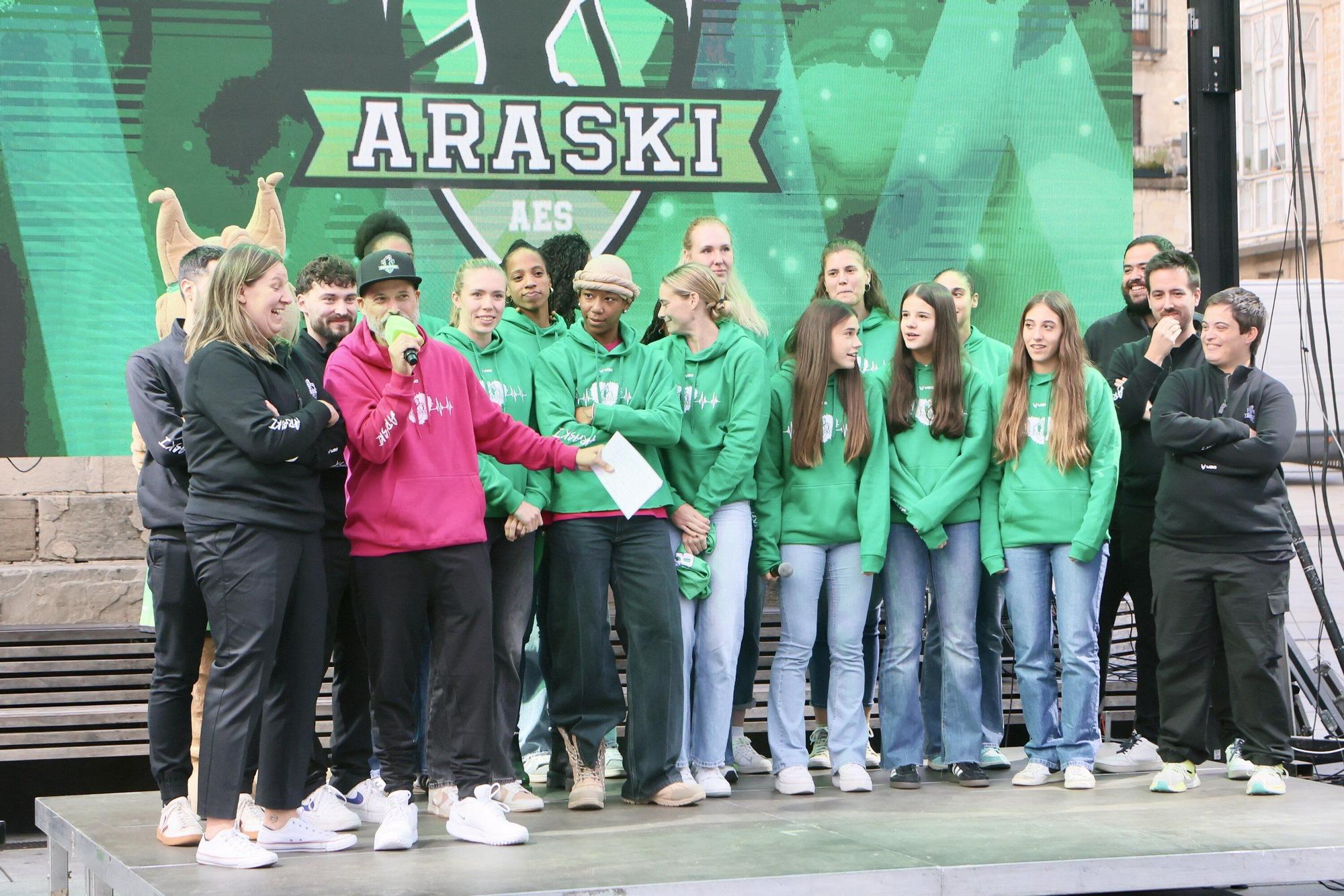 En imágenes: El Araski presenta su plantilla en la plaza de la Virgen Blanca