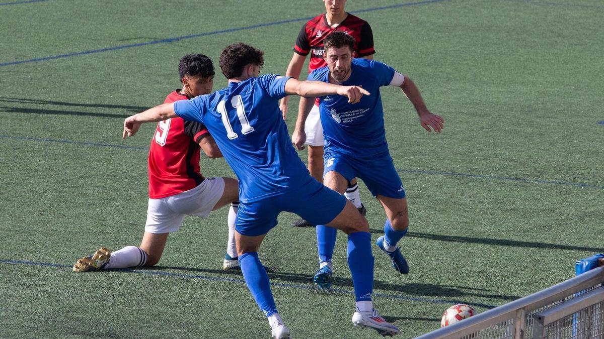 Lance de juego en el partido entre el Valle de Egüés y el Huarte de una jornada anterior.