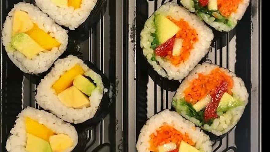 Sushi y poke elaborados al momento en el Aama Sushi &amp; Poke del Casco Viejo de Bilbao