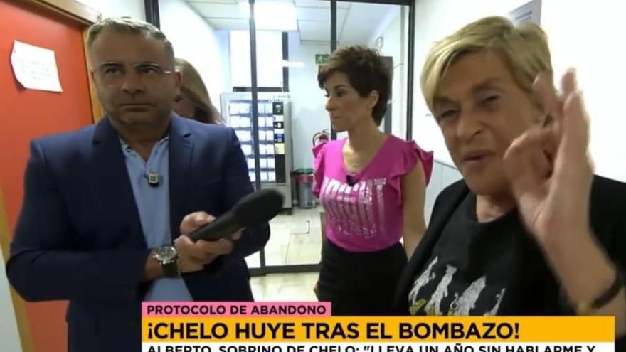 Chelo García-Cortés, hablando enfadada a la dirección a través de la cámara, con Jorge Javier Vázquez y Adela González detrás.
