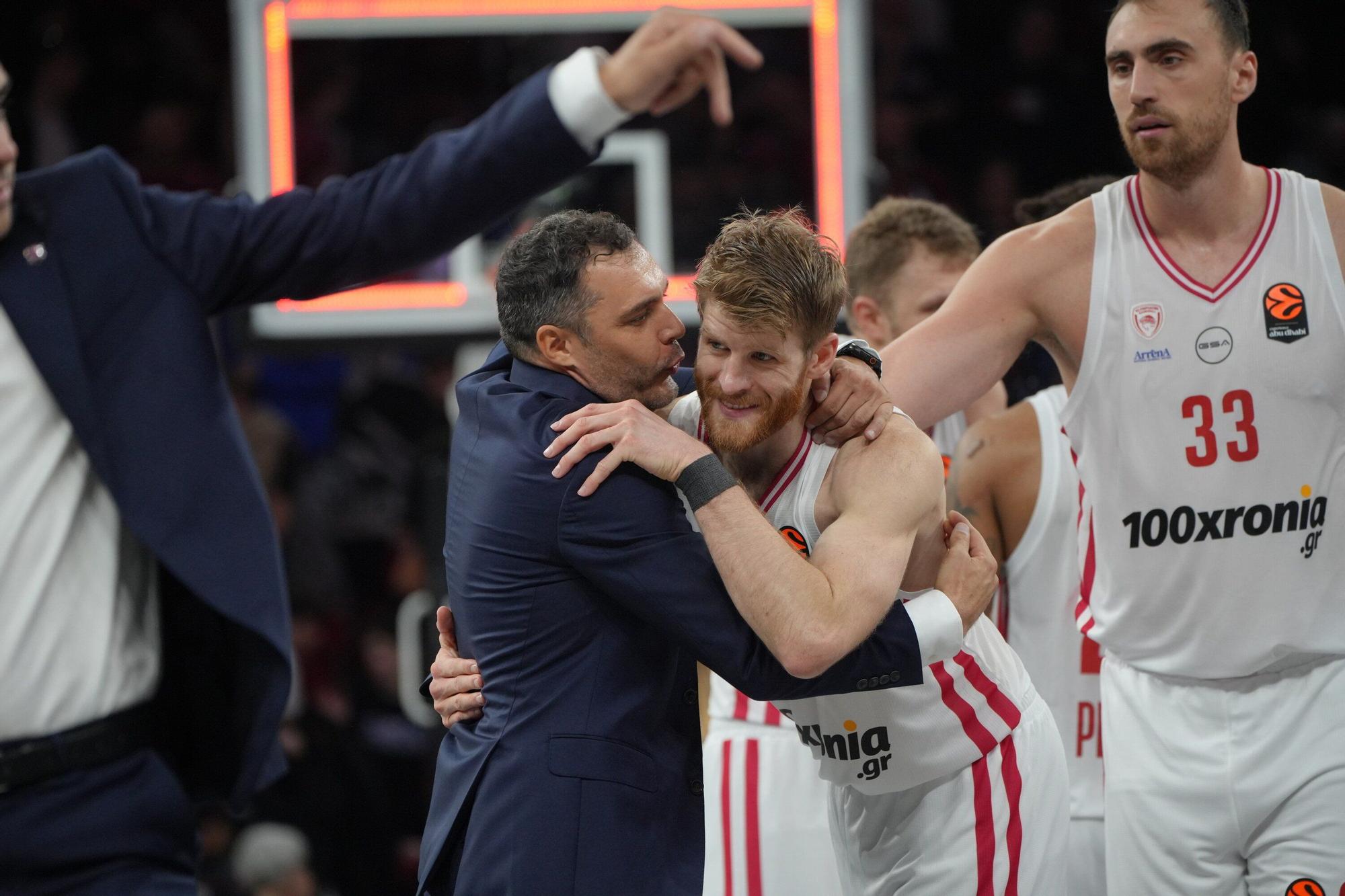 Todas las imágenes del Baskonia - Olympiacos en el Buesa Arena