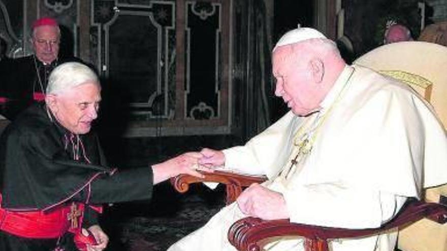 El cardenal Ratzinger saludando al Papa Juan Pablo II.