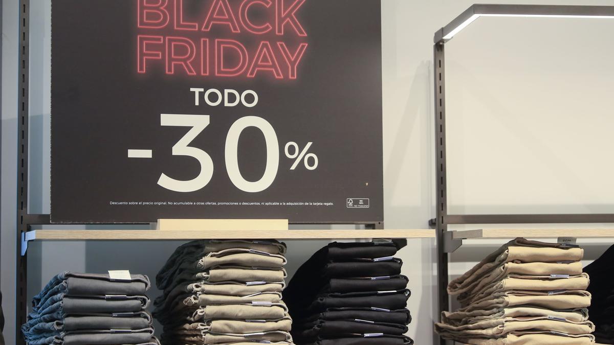 Cartel informativo de una tienda donde se muestra el descuento de algunos artículos con motivo del &quot;viernes negro&quot; (black friday)