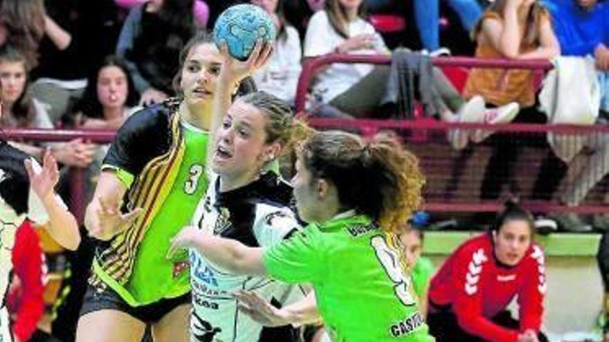 Anne Artola se dispone a lanzar a puerta.