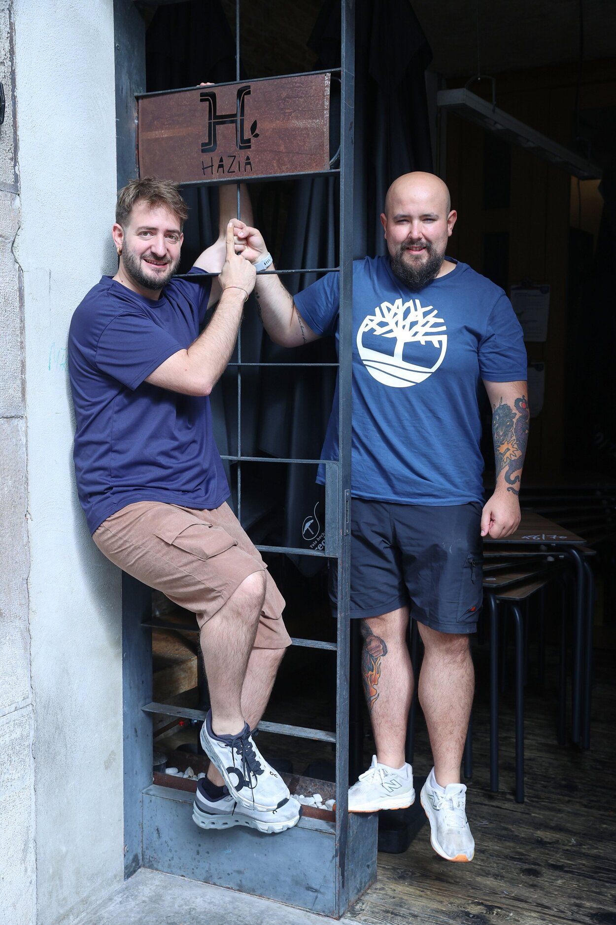 Iñaki Andradas y Luken Vigo, en la entrada del local de la calle San Nicolás