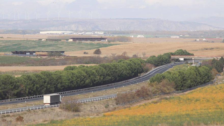 Vista de la autopista AP-15 a su paso por las cercanías de Cadreita.